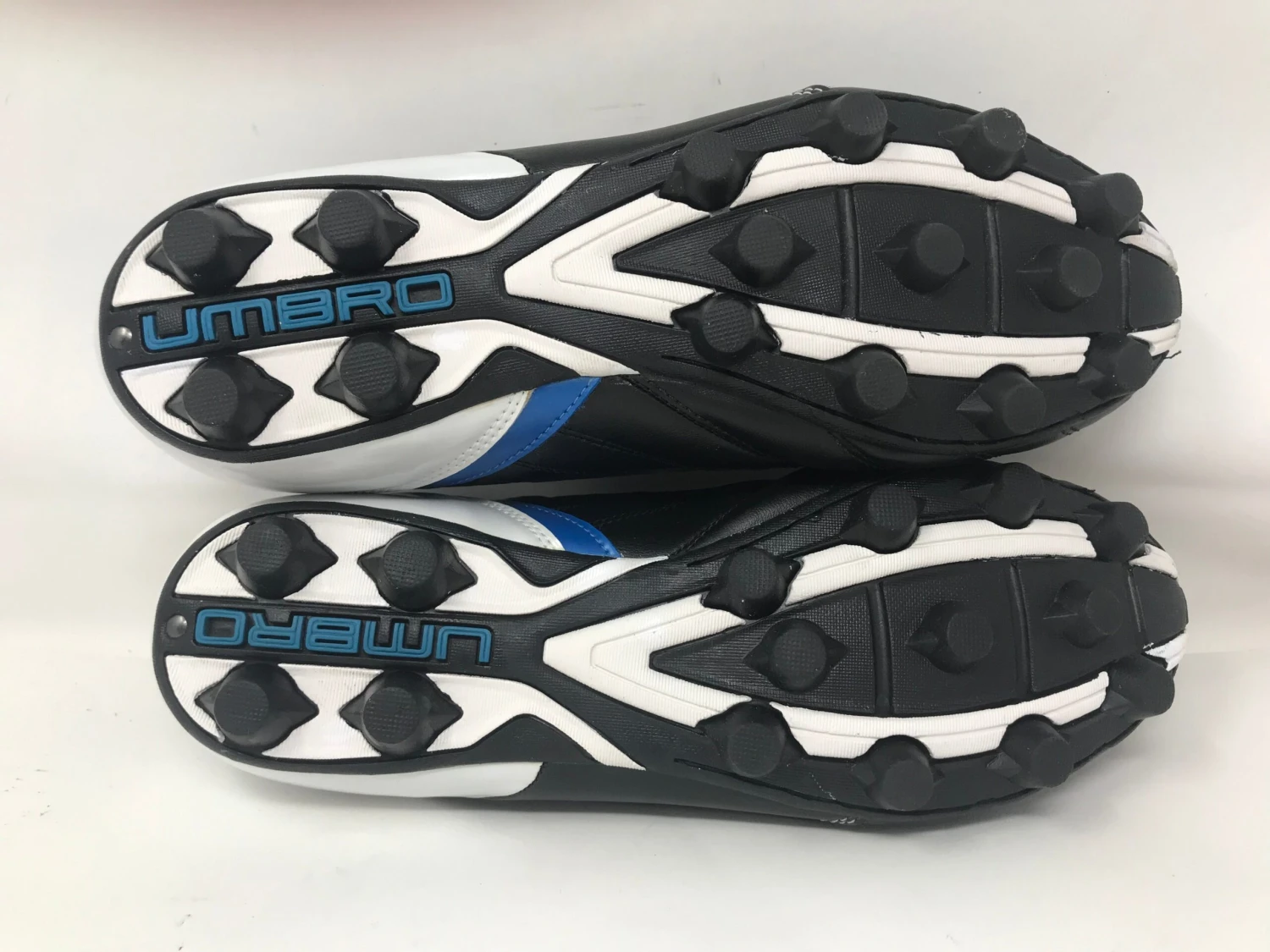 New Umbro ES-Diamondback-A HG Men's 10.5 Molded Soccer Cleat Black/Blue/White 6 New Umbro ES-Diamondback-A HG Men's 10.5 Molded Soccer Cleat Black/Blue/White - Image 4